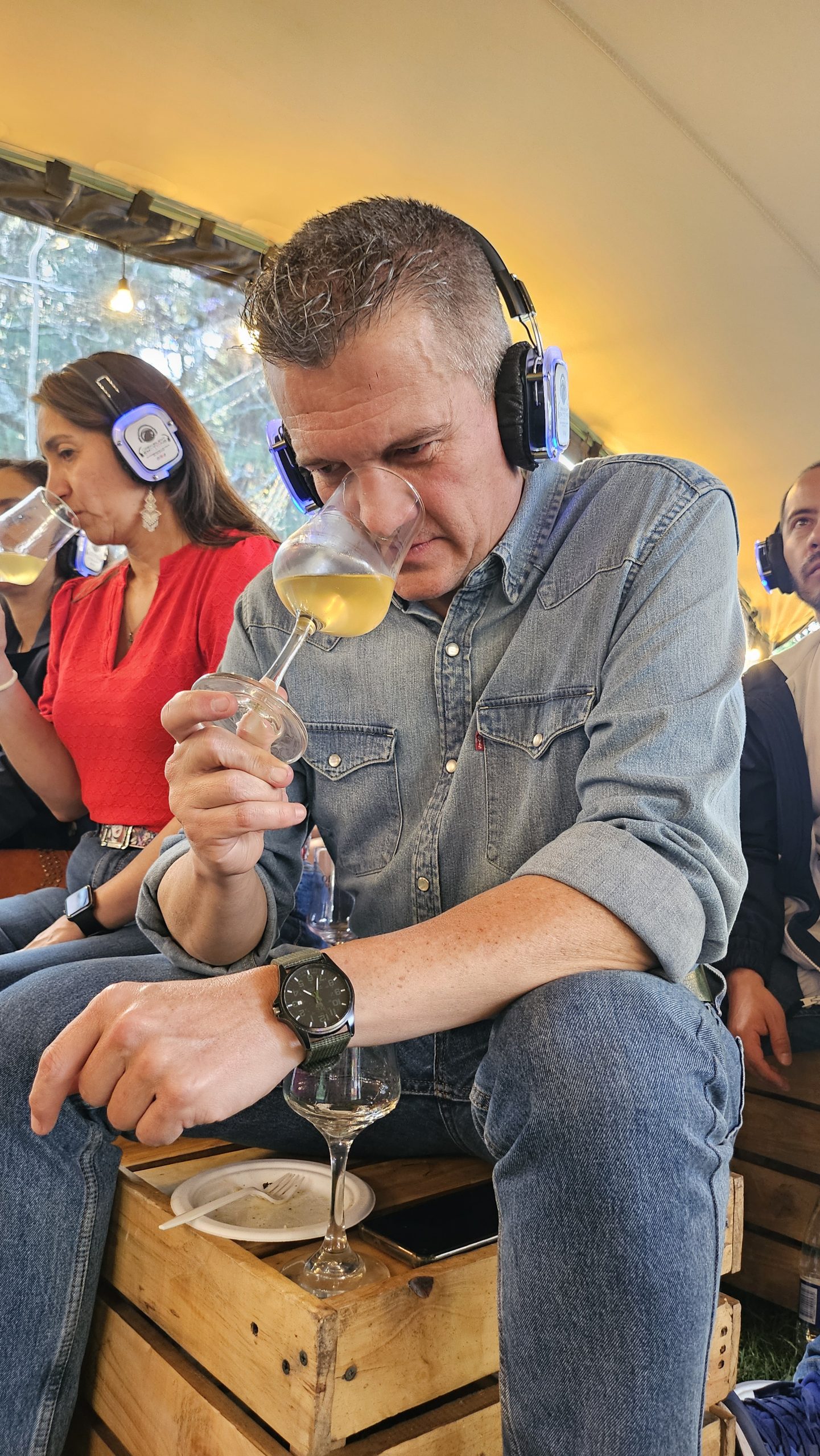 eventos corporativos fiestas silenciosas fitness charlas con audifonos yoga cine silencioso conferencias activación de marca capacitaciones eventos silent cola larga: fiestas silenciosas con audífonos inalámbricos organización de eventos corporativos innovadores experiencias silent para empresas