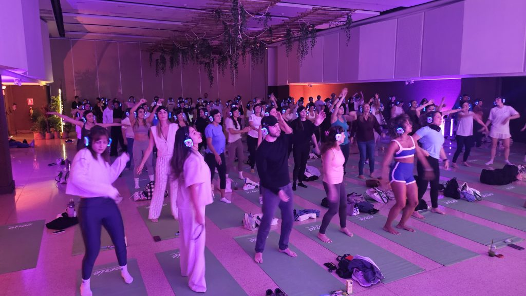 eventos corporativos fiestas silenciosas fitness charlas con audifonos yoga cine silencioso conferencias activación de marca capacitaciones eventos silent cola larga: fiestas silenciosas con audífonos inalámbricos organización de eventos corporativos innovadores experiencias silent para empresas