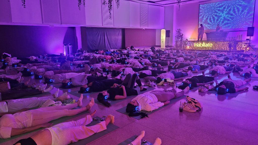 eventos corporativos fiestas silenciosas fitness charlas con audifonos yoga cine silencioso conferencias activación de marca capacitaciones eventos silent cola larga: fiestas silenciosas con audífonos inalámbricos organización de eventos corporativos innovadores experiencias silent para empresas