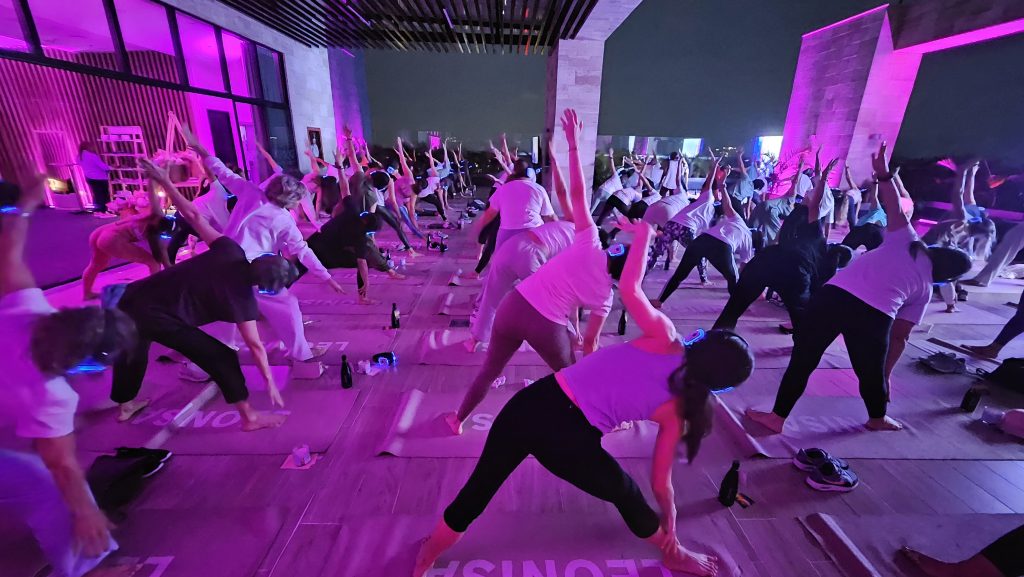 eventos corporativos fiestas silenciosas fitness charlas con audifonos yoga cine silencioso conferencias activación de marca capacitaciones eventos silent cola larga: fiestas silenciosas con audífonos inalámbricos organización de eventos corporativos innovadores experiencias silent para empresas